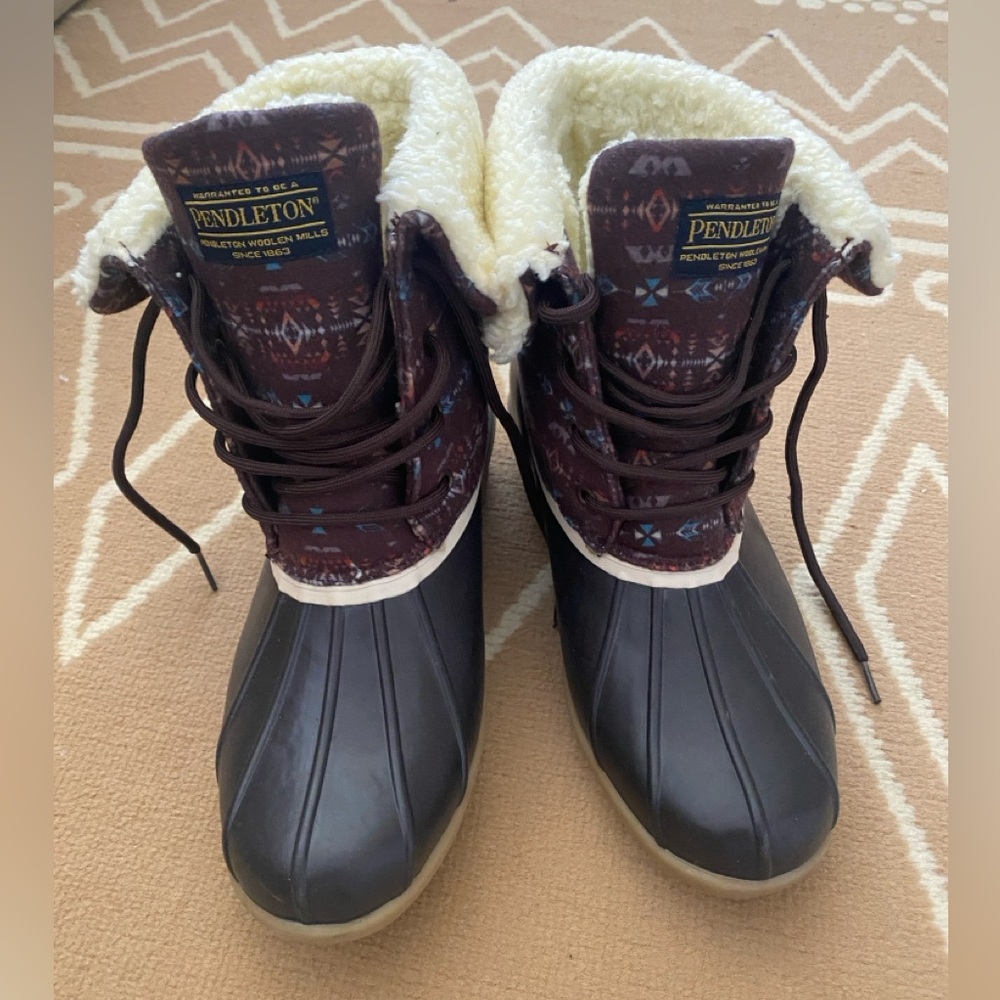 PENDLETON WOMENS DIAMOND PEAK DUCK MID Size 9